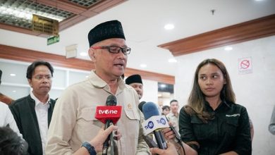 SALAMMADANI.COM – Biaya Penyelenggaraan Ibadah Haji (BPIH) 1446 H/2025 M disepakati mengalami penurunan dibandingkan dengan biaya tahun sebelumnya. Kesepakatan ini dicapai dalam Rapat Kerja (Raker) antara Kementerian Agama dan Komisi VIII DPR RI yang dipimpin oleh Ketua Komisi VIII, Marwan Dasopang, di Senayan  6 Januari 2025.(foto: humas bp haji)