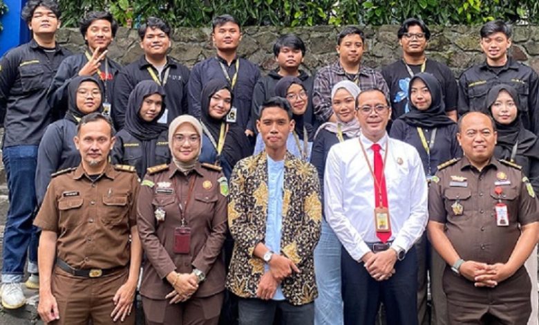 Literasi hukum kini tidak lagi sebatas ruang kelas. Menghadirkan edukasi yang inklusif dan relevan dengan perkembangan zaman, Himpunan Mahasiswa Pidana (HIMAPI) Fakultas Hukum Universitas Islam Bandung (Unisba) menggelar sebuah diskusi hukum dalam format podcast interaktif bertajuk “Ngobrol Pidana Bareng Jaksa: Restorative Justice”. Siaran ini tayang langsung melalui media sosial Tiktok dan Instagram @himapi_unisba pada Senin, 30 Juni 2025.