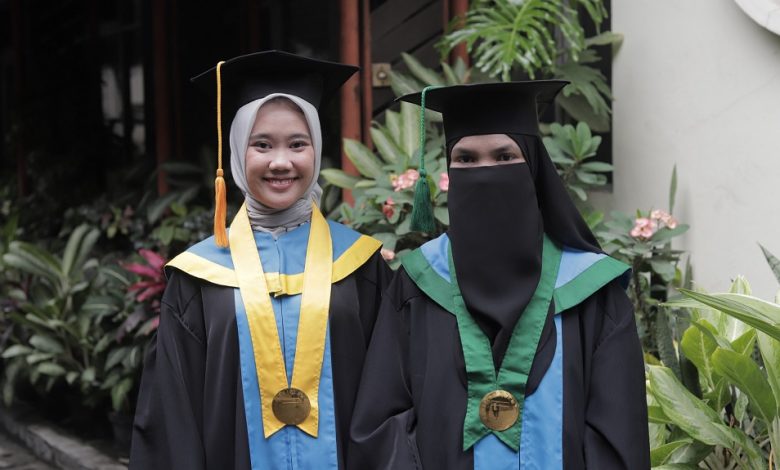 Dari Bandung ke Alor NTT: Dua Lulusan Unisba yang Menginspirasi di Wisuda Gelombang II 2025