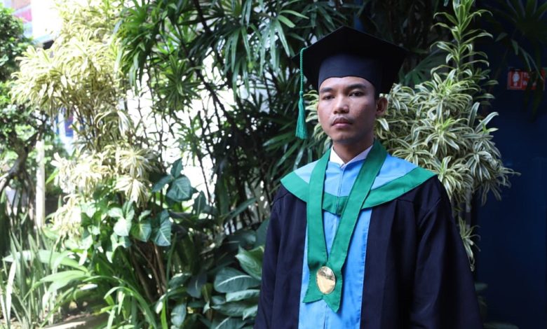 Amin Rasyid: Hafidz 30 Juz, Wisudawan Tuna Netra Unisba yang Tak Mengenal Menyerah