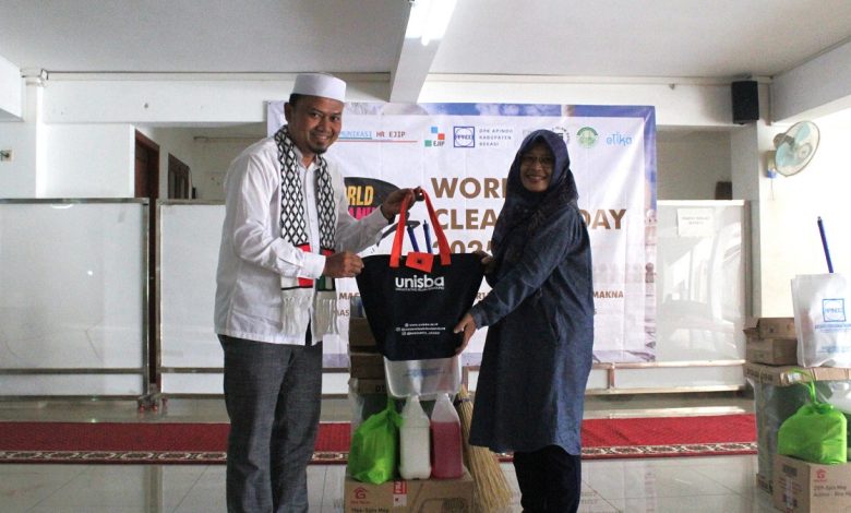 Unisba dan Apindo Bekasi Satukan Langkah di World Clean Up Day 2025: Wujudkan Desa Bersih, Lingkungan Lestari, dan SDGs