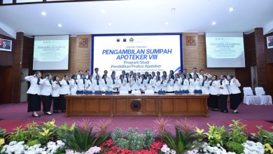 43 Apoteker Baru Unisba Resmi Dilantik, Teguhkan Janji Profesi pada Sumpah Apoteker ke-VIII