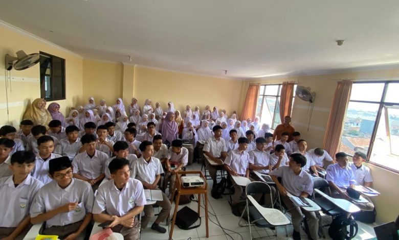 Unisba dan Pesantren Persis 45 Rahayu Kolaborasi Kembangkan Literasi Digital Santri Lewat Pelatihan Menulis Berbasis AI