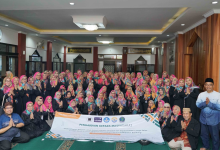 Hibah Kemdiktisaintek Dukung Program PKM Unisba & KPLH: Penanaman Biopori di Desa Cinunuk