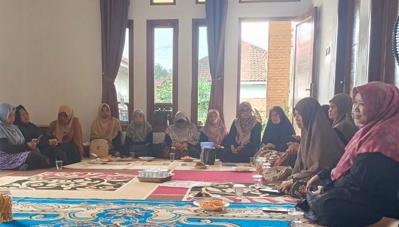 PKM Literasi Halal: Majelis Taklim Diharapkan Mampu Cetak Generasi Melek Halal