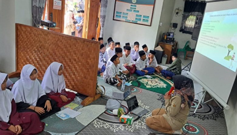 Dosen FK Unisba Berdayakan Dokter Alumni Demi Bebaskan Santri Pesantren Ciamis dari Skabies