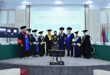 Maya Amalia Oesman Palapah, dosen Fakultas Ilmu Komunikasi (Fikom) Universitas Islam Bandung (Unisba), resmi menyandang gelar Doktor Ilmu Komunikasi setelah berhasil mempertahankan disertasinya dalam sidang terbuka promosi doktor yang dilaksanakan Selasa, 4 November 2025 di Auditorium Gedung Dekanat Unisba Jalan Tamansari Nomor 24-26 Bandung.(foto: komhumas unisba)