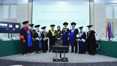 Maya Amalia Oesman Palapah, dosen Fakultas Ilmu Komunikasi (Fikom) Universitas Islam Bandung (Unisba), resmi menyandang gelar Doktor Ilmu Komunikasi setelah berhasil mempertahankan disertasinya dalam sidang terbuka promosi doktor yang dilaksanakan Selasa, 4 November 2025 di Auditorium Gedung Dekanat Unisba Jalan Tamansari Nomor 24-26 Bandung.(foto: komhumas unisba)