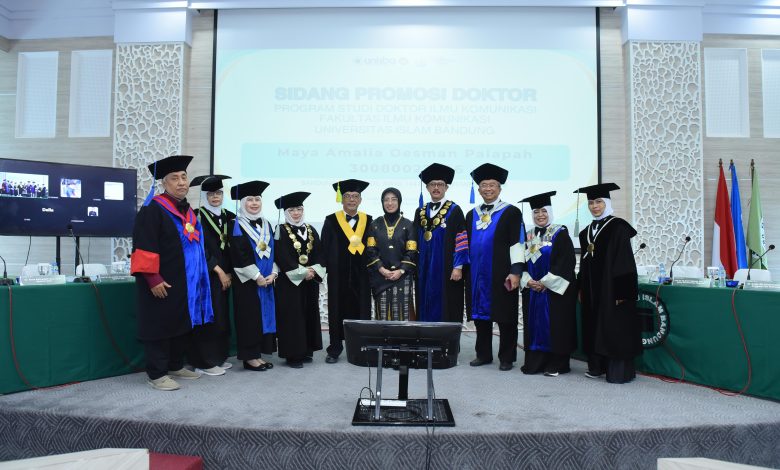 Maya Amalia Oesman Palapah, dosen Fakultas Ilmu Komunikasi (Fikom) Universitas Islam Bandung (Unisba), resmi menyandang gelar Doktor Ilmu Komunikasi setelah berhasil mempertahankan disertasinya dalam sidang terbuka promosi doktor yang dilaksanakan Selasa, 4 November 2025 di Auditorium Gedung Dekanat Unisba Jalan Tamansari Nomor 24-26 Bandung.(foto: komhumas unisba)