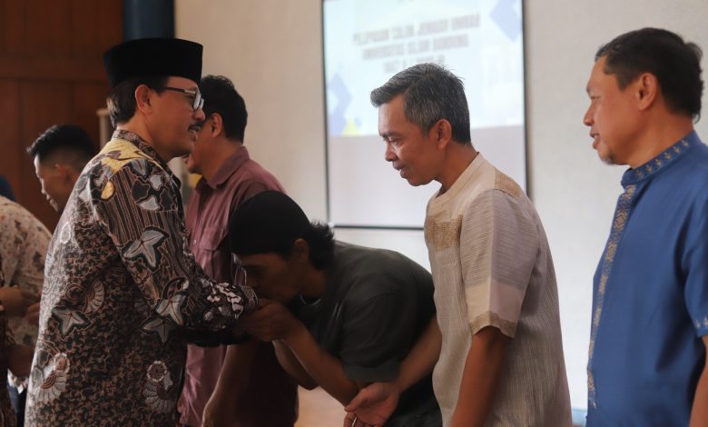 Unisba Berangkatkan 16 Dosen dan Tendik untuk Menunaikan Ibadah Umrah