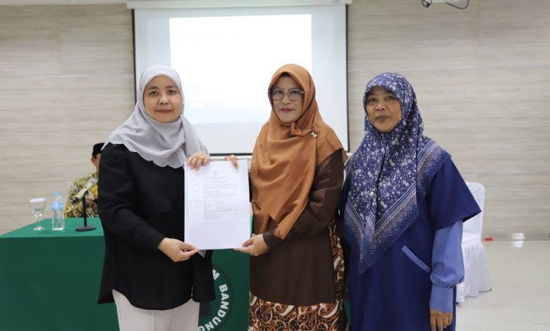 Unisba Serahkan SK Lektor Kepala dan Guru Besar kepada 12 Dosen