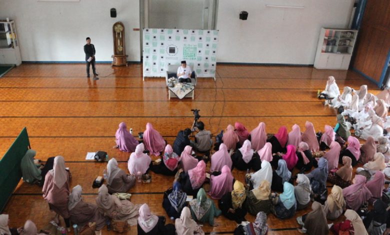 Melalui Pengajian Bulanan, Unisba Tekankan Pentingnya Membangun Rumah Tangga Harmonis