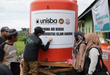 Unisba Kirimkan Bantuan Air Bersih dan Dana Tunai untuk Warga Terdampak Longsor di Malalak dan Pasar Usang