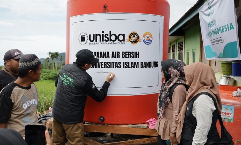 Unisba Kirimkan Bantuan Air Bersih dan Dana Tunai untuk Warga Terdampak Longsor di Malalak dan Pasar Usang