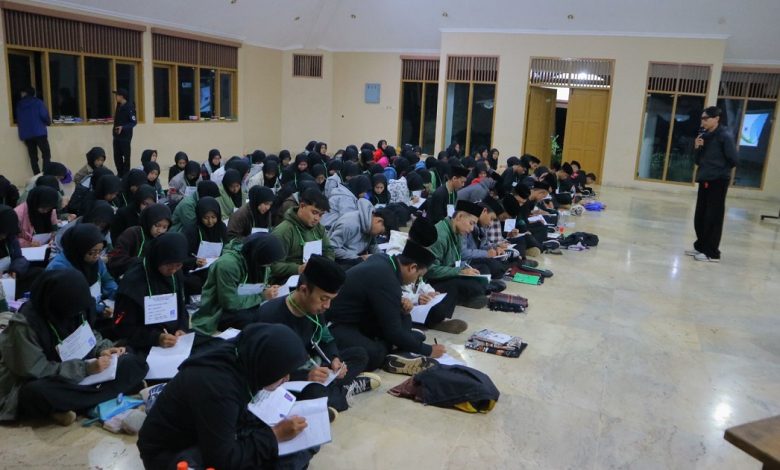 Mahasiswa FTK Unisba Asah Jiwa Kepemimpinan di Kiarapayung