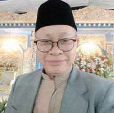 ADA satu fase dalam hidup ketika seseorang mulai berjalan lebih pelan. Bukan semata karena tenaga berkurang tetapi karena hati mulai memilih. Dulu, kita berlari mengejar banyak hal sekaligus. Kini, kita berhenti sejenak dan bertanya dengan lebih jujur: mana yang benar-benar perlu, dan mana yang hanya menghabiskan umur.