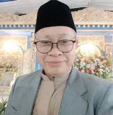 ADA satu fase dalam hidup ketika seseorang mulai berjalan lebih pelan. Bukan semata karena tenaga berkurang tetapi karena hati mulai memilih. Dulu, kita berlari mengejar banyak hal sekaligus. Kini, kita berhenti sejenak dan bertanya dengan lebih jujur: mana yang benar-benar perlu, dan mana yang hanya menghabiskan umur.