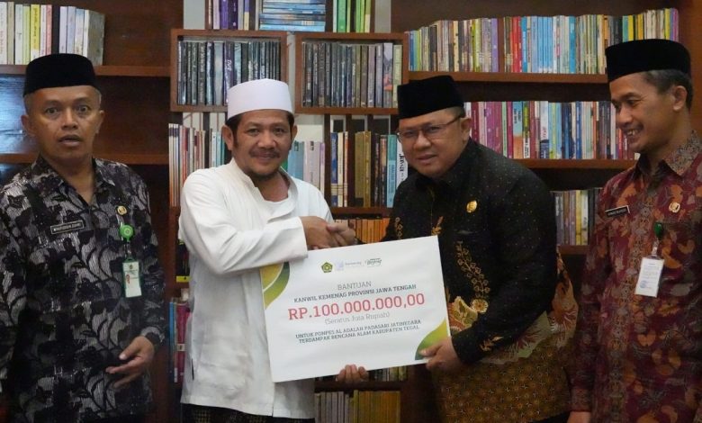 Kemenag Salurkan Bantuan untuk Pesantren dan Warga Terdampak Tanah Gerak di Tegal