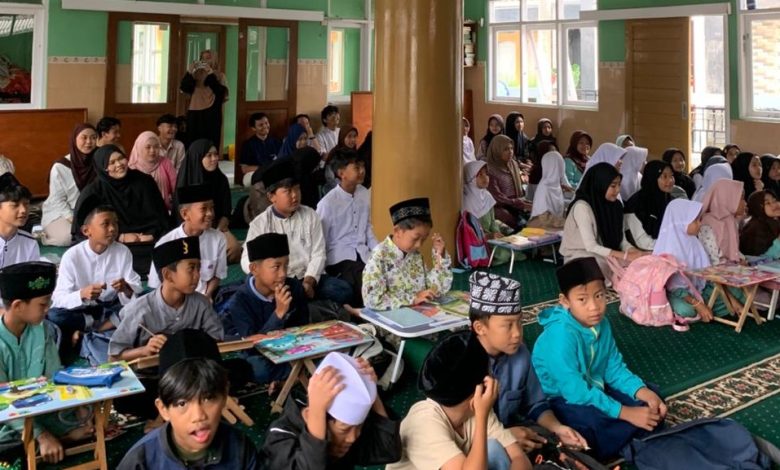 BMU Unisba Libatkan 28 Mahasiswa Penerima Beasiswa Berbagi Edukasi Ramadan dengan Anak-anak SD di Lembang