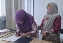 Estafet Kepemimpinan Fikom Unisba: Rini Rinawati Resmi Gantikan Atie Rachmiatie sebagai Dekan 2026–2030